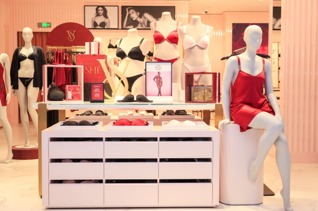 1737605230333015.jpg 3 维密核心产品的Very Sexy系列区域汇聚多款热门文胸与小裤.jpg